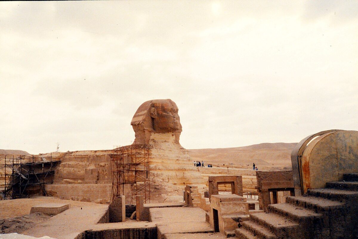 Sphinx mit Bauten rund um Gizeh