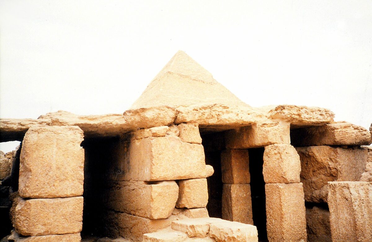 Bauten rund um Gizeh Pyramiden