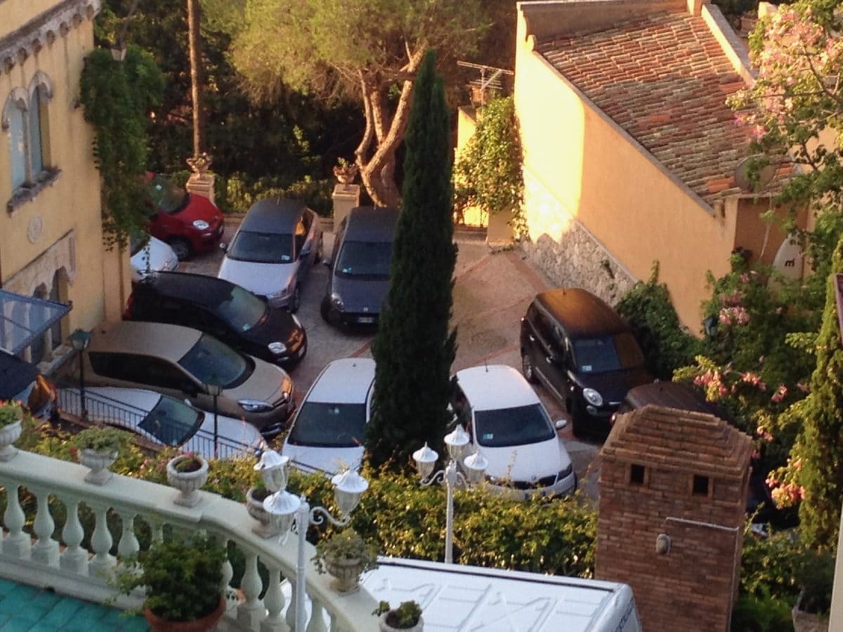 Parkplätze vor dem Hotel in Taormina