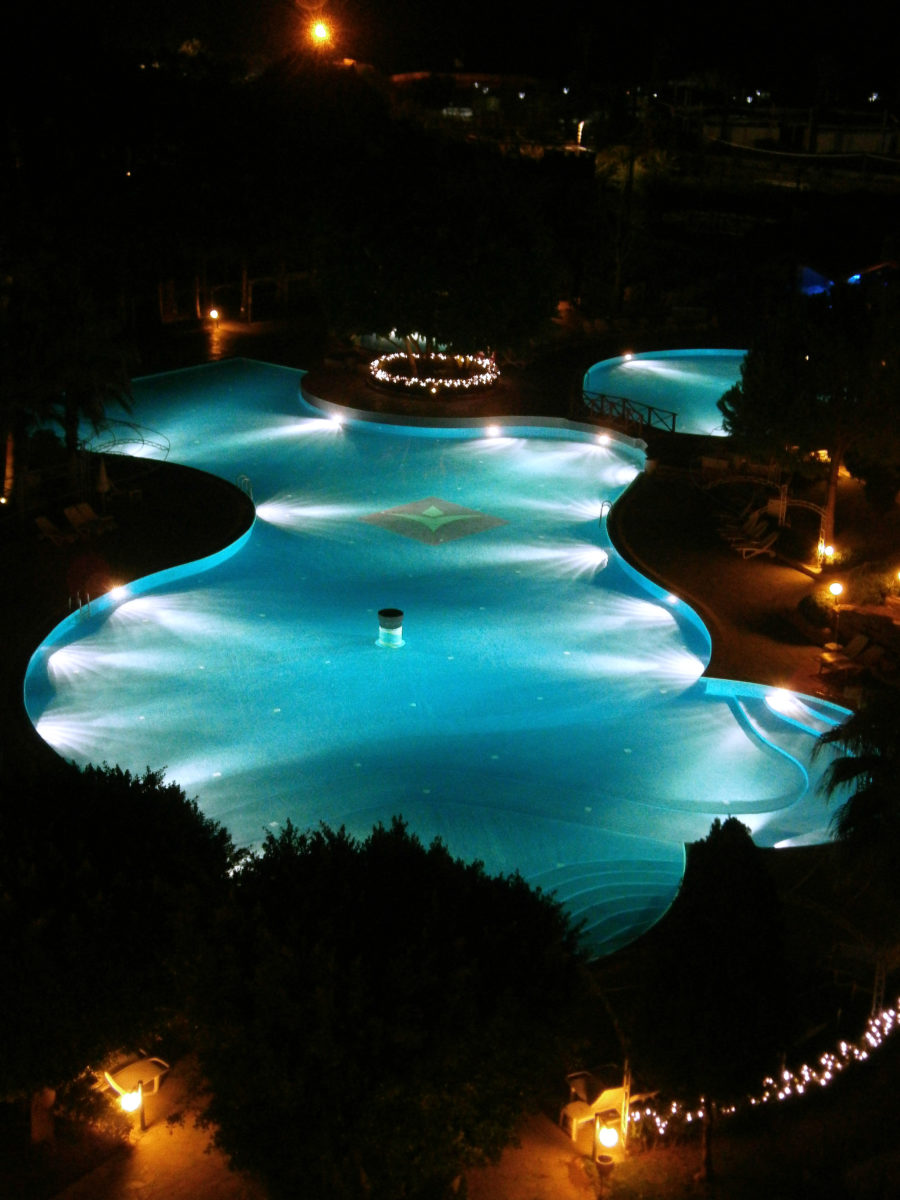 Pool mit Beleuchtung bei Nacht